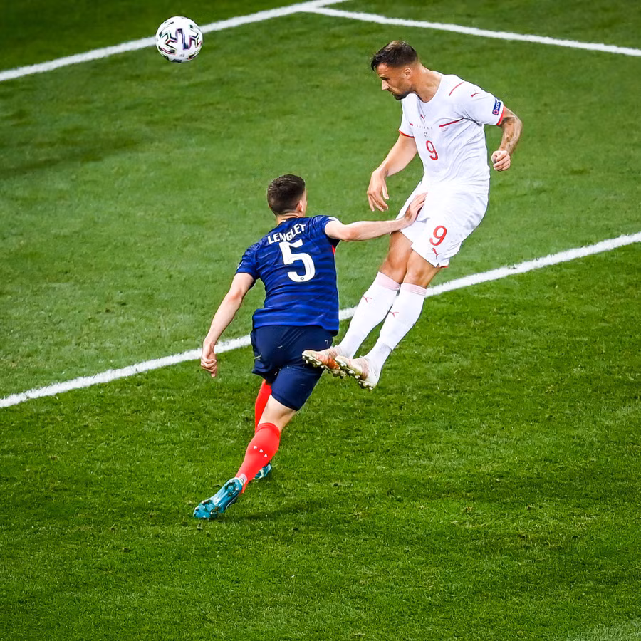 Tiền đạo Haris Seferovic ghi 2 bàn cho tuyển Thụy Sĩ sau các pha đánh đầu hiểm hóc. Ảnh: AFP