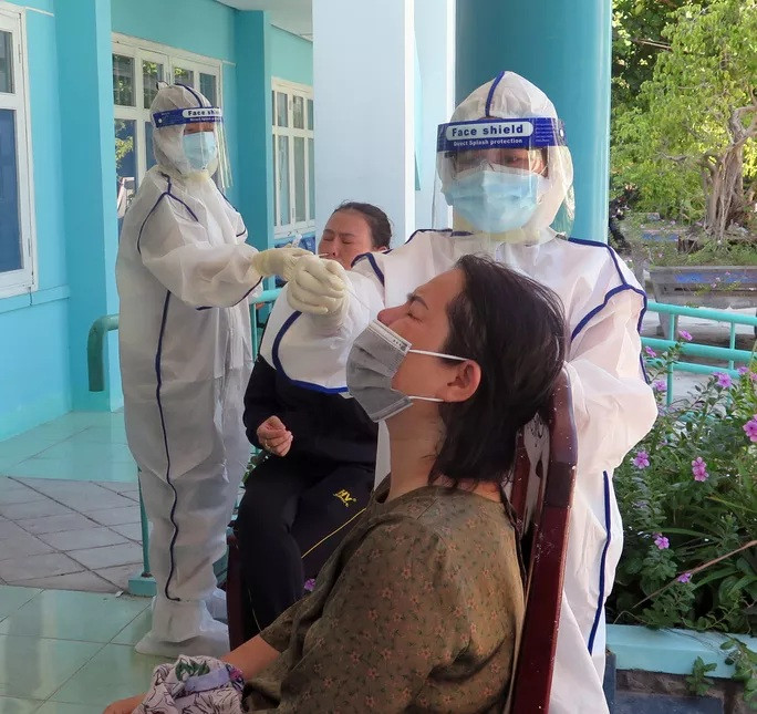 Tỉnh Phú Yên lấy mẫu xét nghiệm hàng ngàn người để truy vết Tỉnh Phú Yên lấy mẫu xét nghiệm hàng ngàn người để truy vết