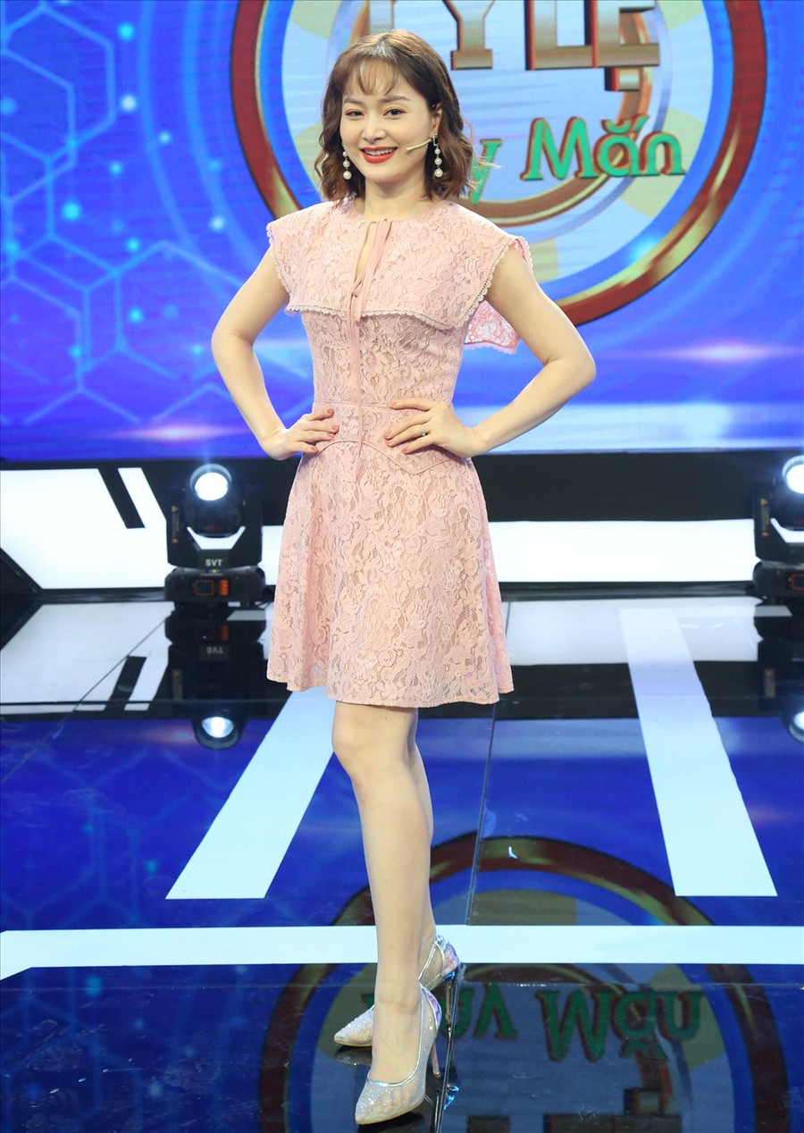 Với chiếc váy tay dài được thiết kế với style trẻ trung, đan xen giữa ren và lưới giúp nữ diễn viên trẻ ra đáng kể.