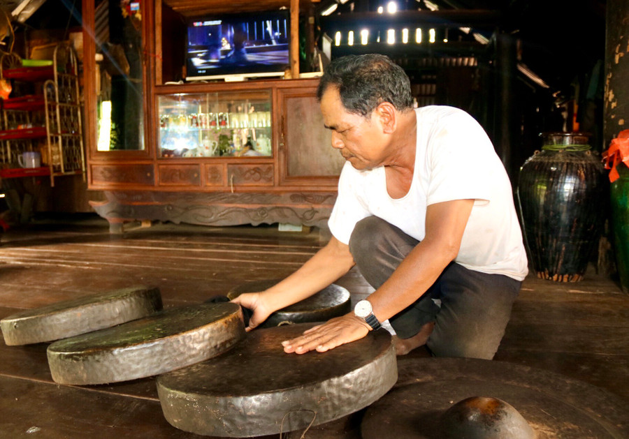  Bộ cồng chiêng được già làng Y Suai Mlô (buôn Bling) gìn giữ hơn 40 năm nay.