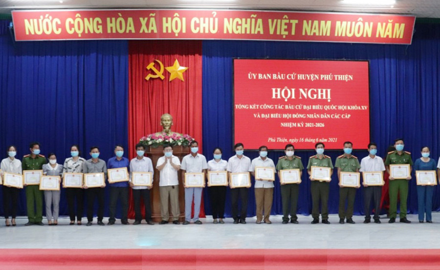 Lãnh đạo UBND huyện Phú Thiện trao giấy khen cho các cá nhân có thành tích xuất sắc trong công tác bầu cử. Ảnh: Vũ Chi