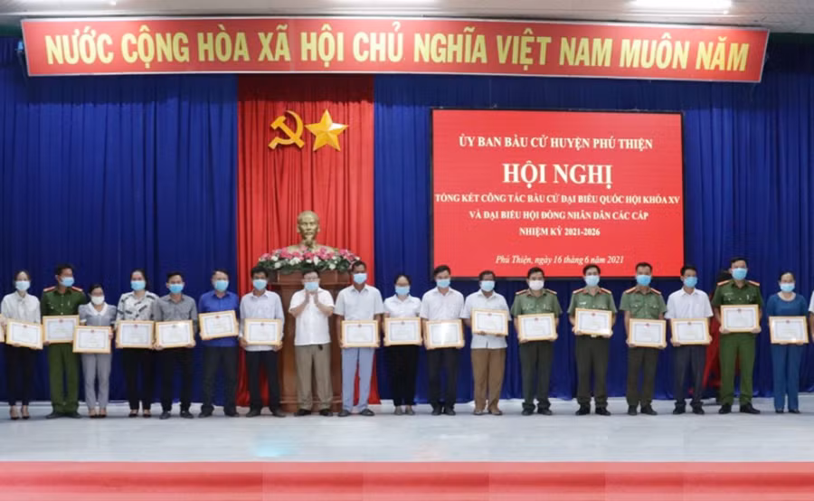 Lãnh đạo UBND huyện Phú Thiện trao giấy khen cho các cá nhân có thành tích xuất sắc trong công tác bầu cử. Ảnh: Vũ Chi