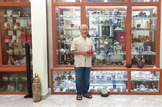Ông Trịnh Quang Dũng bên bộ sưu tập ấm trà Ông Trịnh Quang Dũng bên bộ sưu tập ấm trà
