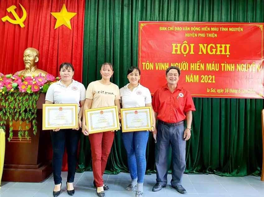 Tặng giấy khen cho các tập thể, cá nhân có thành tích xuất sắc trong phong trào hiến máu tình nguyện năm 2021. Ảnh: Hồng Ngọc