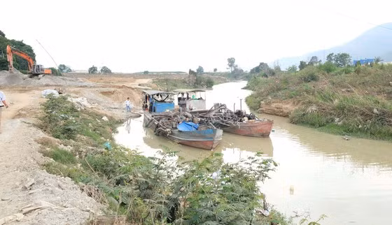  Nước sông Đa Nhim đục ngầu sau khi hoạt động khai thác cát diễn ra