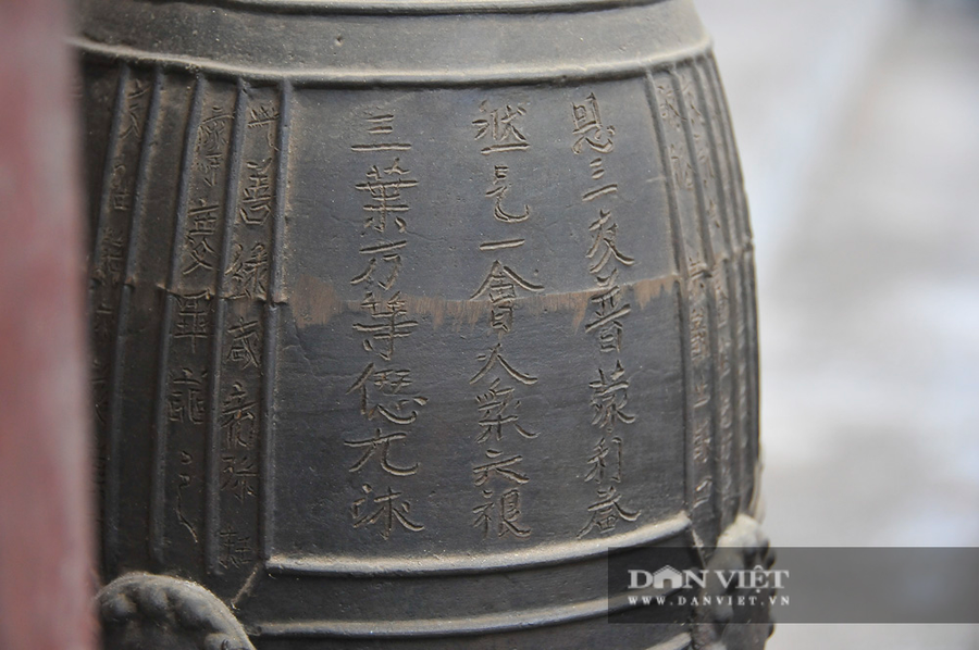 Phần trên của mặt ngoài chuông khắc chìm chữ Hán theo lối chữ chân - khắc một bài minh gồm 211 chữ, còn khá rõ, phủ kín cả 4 ô hình thang và khoảng trống giữa những đường đúc dọc. Trải qua trên 1000 năm lịch sử, những chữ khắc trong bài minh vẫn còn đẹp và rõ nét.