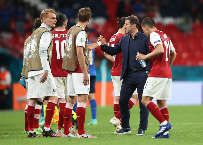 HLV Franco Foda chậm chạp trong việc thay người cuối hiệp 2