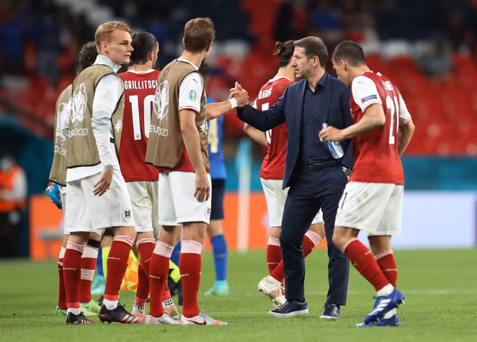 HLV Franco Foda chậm chạp trong việc thay người cuối hiệp 2