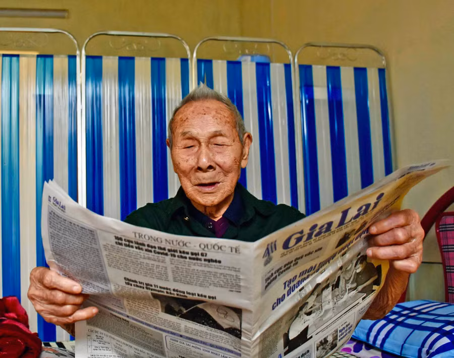 Ảnh 3: Dù đã 99 tuổi nhưng cụ Tấn vẫn đọc báo rất tốt.