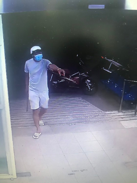 Hình ảnh các đối tượng cầm hung khí xông vào bệnh viện. Ảnh: CHÍ THẠCH Hình ảnh các đối tượng cầm hung khí xông vào bệnh viện. Ảnh: CHÍ THẠCH