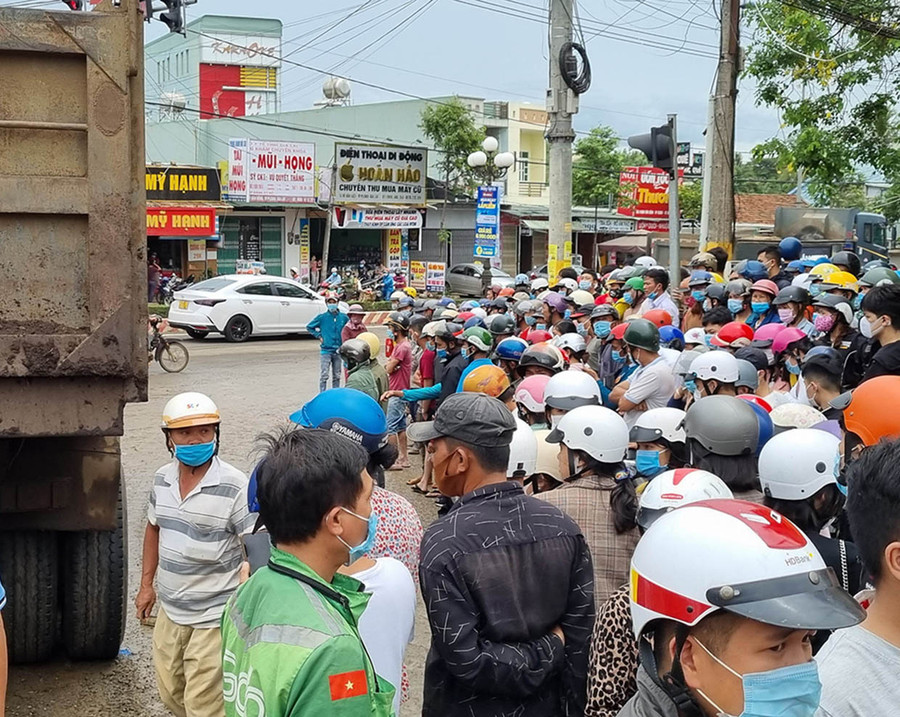 Rất nhiều người dân có mặt tại hiện trường vụ tai nạn. Ảnh: Hà Phương Đông đảo người dân hiếu kỳ đến xem. Ảnh: Hà Phương