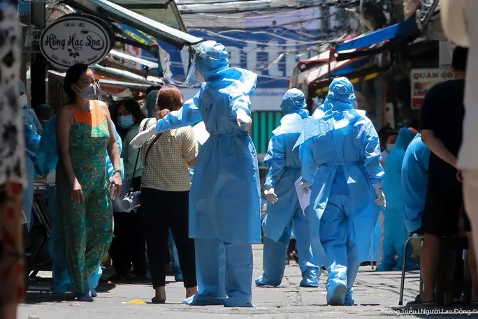Lực lượng chức năng tạm phong tỏa, lấy mẫu xét nghiệm một khu vực có ca nghi mắc Covid-19 tại quận 3, TP HCM - Ảnh: Hoàng Triều