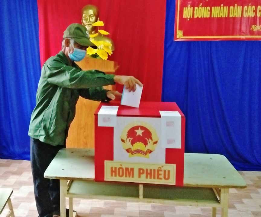 Cử tri xã Bàu Cạn huyện Chư Prông bỏ phiếu bầu cử đại biểu Quốc hội và HĐND các cấp. Ảnh: Thanh Nhật