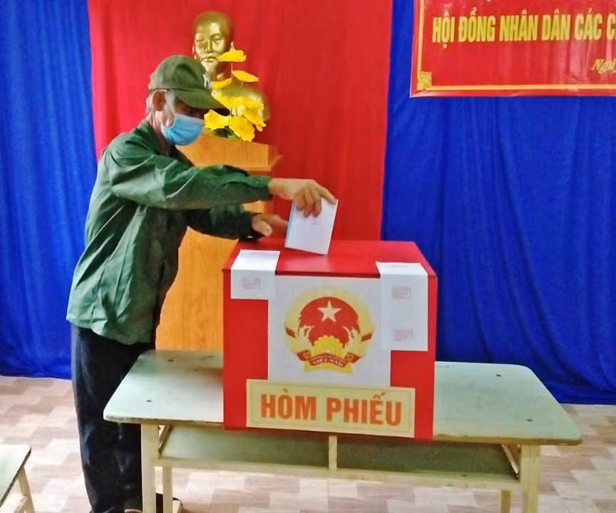 Cử tri xã Bàu Cạn huyện Chư Prông bỏ phiếu bầu cử đại biểu Quốc hội và HĐND các cấp. Ảnh: Thanh Nhật