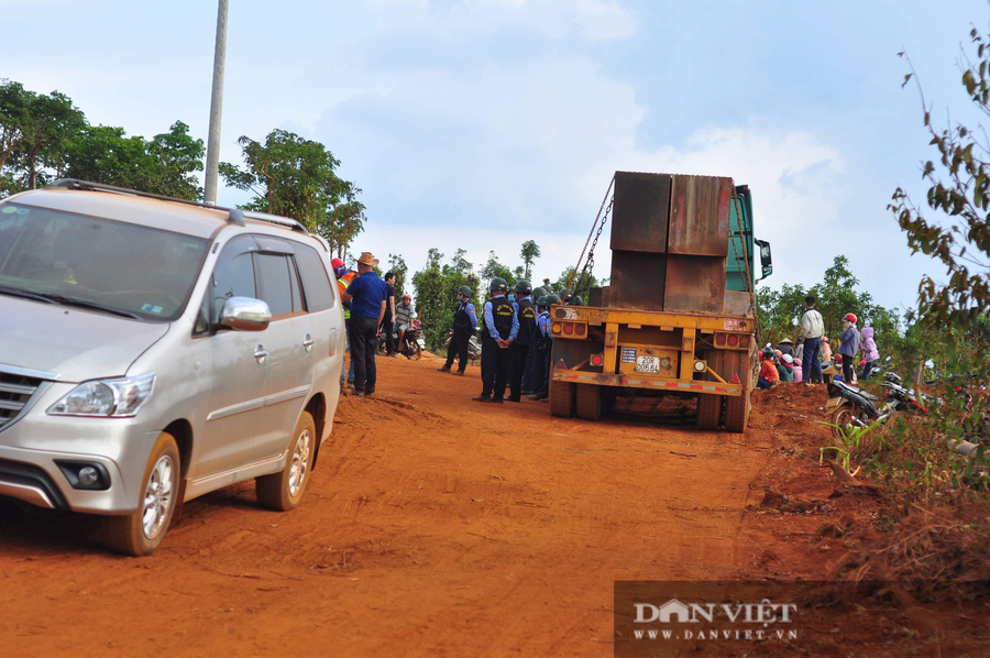 Người dân bức xúc và thường xuyên ngăn cản các xe chở vật liệu vào dự án - Ảnh: Ngọc Giàu