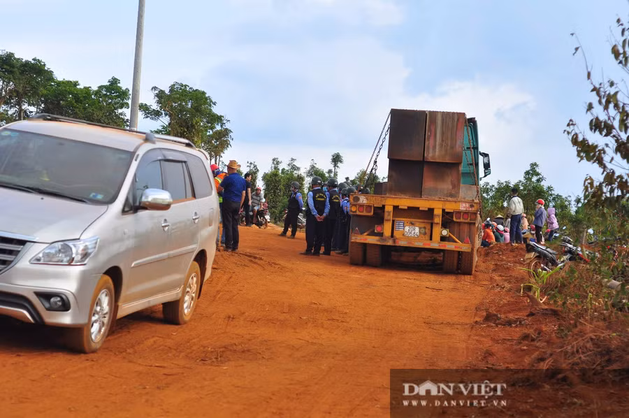Người dân bức xúc và thường xuyên ngăn cản các xe chở vật liệu vào dự án - Ảnh: Ngọc Giàu