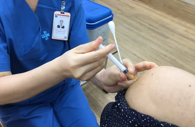  Đã xuất hiện ca dương tính SARS-CoV-2 tại các điểm tiêm vaccine cộng đồng (Ảnh: Bạch Dương)