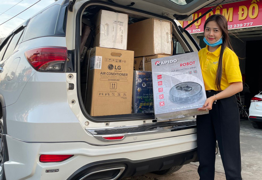 Nhân viên Công ty TNHH một thành viên Thương mại Dịch vụ Xuất nhập khẩu Phạm Gia Khang giao hàng cho khách mua qua mạng. Ảnh: Minh Nguyễn Nhân viên Công ty TNHH một thành viên Thương mại Dịch vụ Xuất nhập khẩu Phạm Gia Khang giao hàng cho khách mua qua mạng. Ảnh: Minh Nguyễn