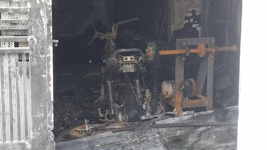 Lửa thiêu rụi nhiều tài sản trong căn nhà. ẢNH: TRẦN KHA Lửa thiêu rụi nhiều tài sản trong căn nhà. ẢNH: TRẦN KHA