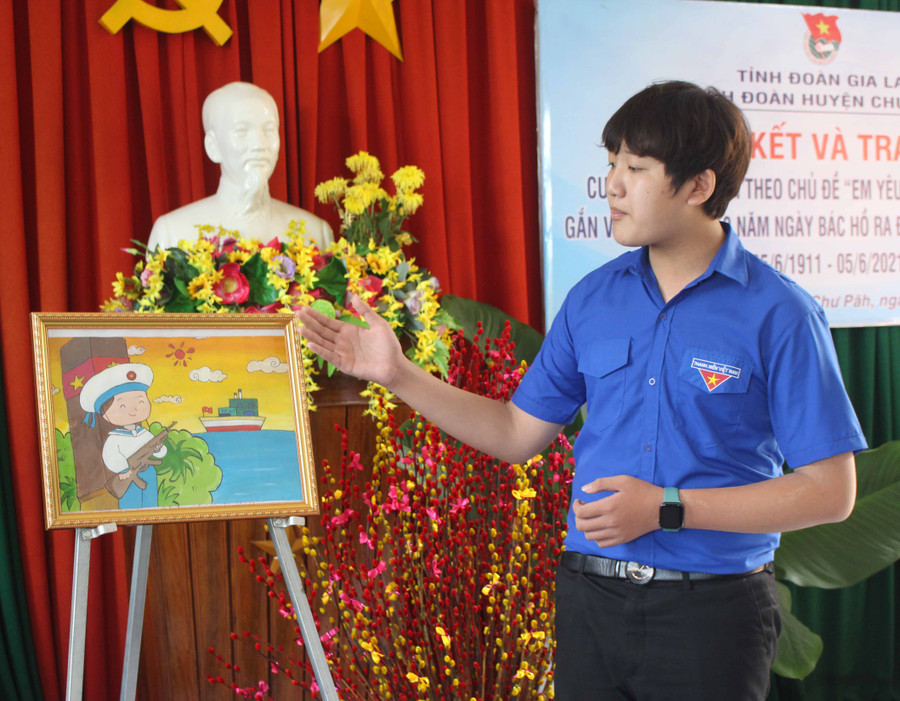 Em Phạm Lê Quốc Hưng-Trường THCS thị trấn Phú Hòa thuyết trình bức tranh với chủ để Chiến sĩ hải quân. Ảnh Phan Lài