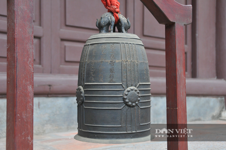  Chuông cổ có kích thước cao 32cm, đúc theo lối thượng thu hạ thách (trên thon, dưới nở), đường kính miệng 19cm, quai chuông cao 7cm, nặng 15kg.