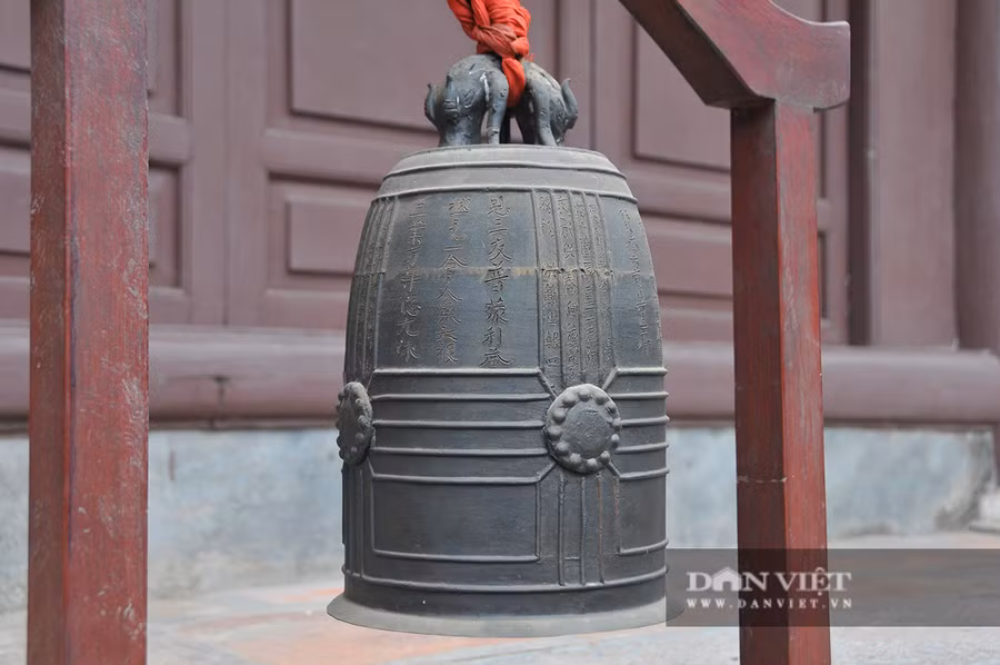  Chuông cổ có kích thước cao 32cm, đúc theo lối thượng thu hạ thách (trên thon, dưới nở), đường kính miệng 19cm, quai chuông cao 7cm, nặng 15kg.