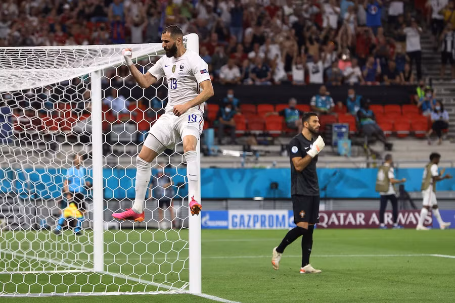Benzema đánh dấu sự trở lại với cú đúp vào lưới Bồ Đào Nha. Ảnh: AFP