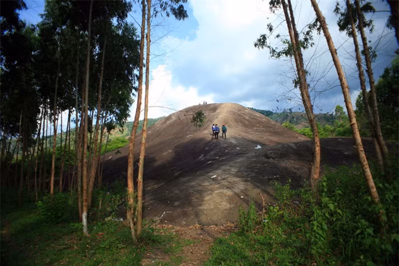 Đá Voi Mẹ nằm sát chân núi, là một dãy núi thuộc vườn quốc gia Chư Yang Sin. Còn đá Voi Cha cách đó khoảng 5 km về hướng Nam, nằm giữa một cánh đồng. Ảnh: Kiến Thức.