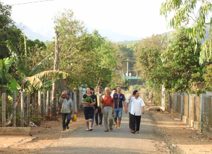 Người dân làng Ia Mút (xã Hà Bầu) phấn khởi khi làng được UBND huyện Đak Đoa công nhận đạt chuẩn nông thôn mới (ảnh chụp tháng 4-2021). Ảnh: Thanh Nhật