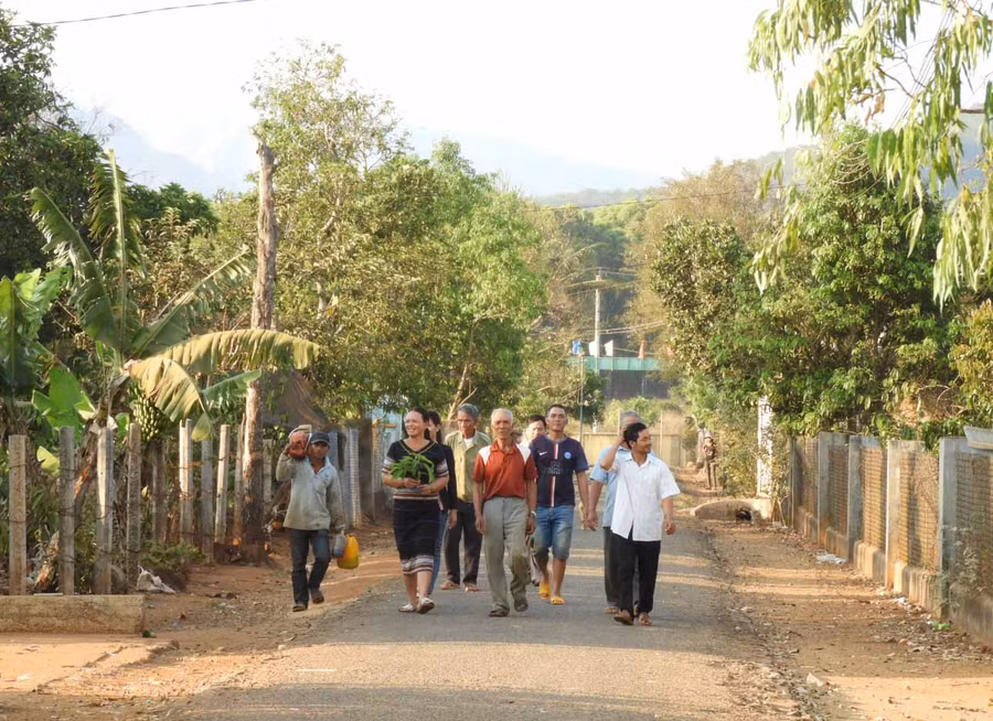 Người dân làng Ia Mút (xã Hà Bầu) phấn khởi khi làng được UBND huyện Đak Đoa công nhận đạt chuẩn nông thôn mới (ảnh chụp tháng 4-2021). Ảnh: Thanh Nhật