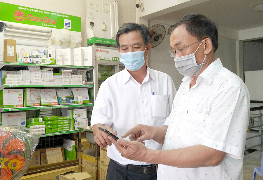 Khách hàng có thể thanh toán các dịch vụ công qua kênh ngân hàng điện tử khi sử dụng điện thoại có đăng ký dịch vụ E-Mobile Banking. Ảnh: Sơn Ca