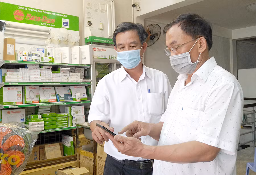 Khách hàng có thể thanh toán các dịch vụ công qua kênh ngân hàng điện tử khi sử dụng điện thoại có đăng ký dịch vụ E-Mobile Banking. Ảnh: Sơn Ca