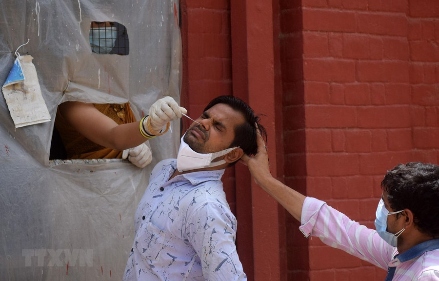 Nhân viên y tế lấy mẫu xét nghiệm COVID-19 cho người dân tại Prayagraj, bang Uttar Pradesh, Ấn Độ. (Ảnh: THX/TTXVN) Nhân viên y tế lấy mẫu xét nghiệm COVID-19 cho người dân tại Prayagraj, bang Uttar Pradesh, Ấn Độ. (Ảnh: THX/TTXVN)