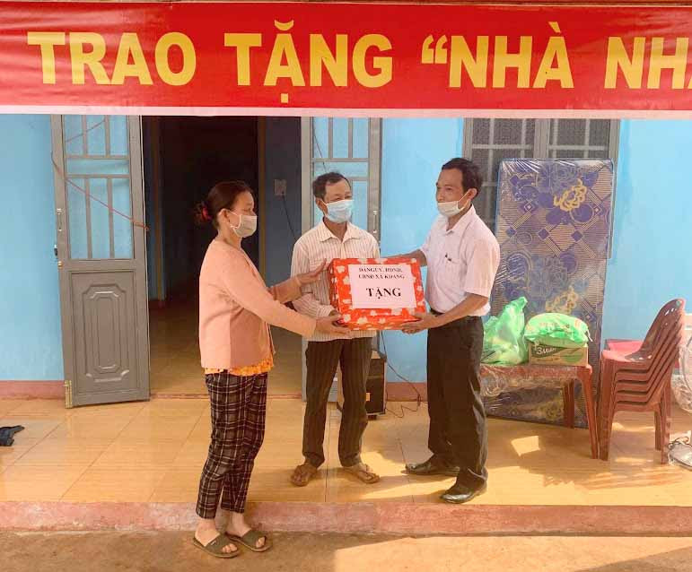 Ban Từ thiện huyện Đak Đoa bàn giao “Nhà nhân ái” cho hộ ông Lò Văn Thơ. Ảnh: Kỳ Anh