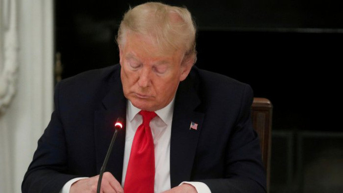 Facebook cấm ông Trump sử dụng nền tảng mạng xã hội này ít nhất là đến tháng 1-2023. Ảnh: Reuters
