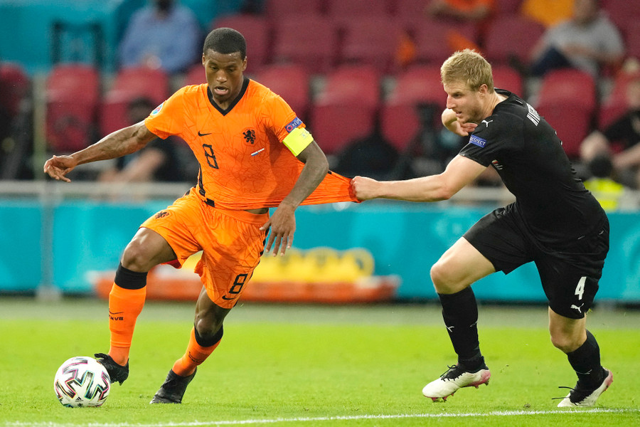 Tuyển Hà Lan (trái) chơi với sơ đồ 3-4-1-2 tổng lực mang đến nhiều nét tươi mới trong phong cách tấn công. ẢNH: AFP