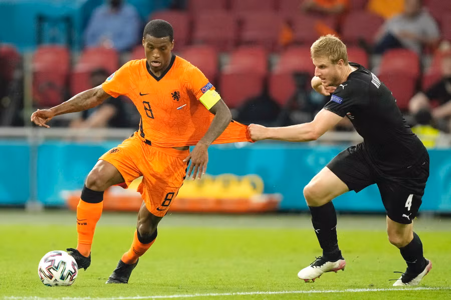Tuyển Hà Lan (trái) chơi với sơ đồ 3-4-1-2 tổng lực mang đến nhiều nét tươi mới trong phong cách tấn công. ẢNH: AFP