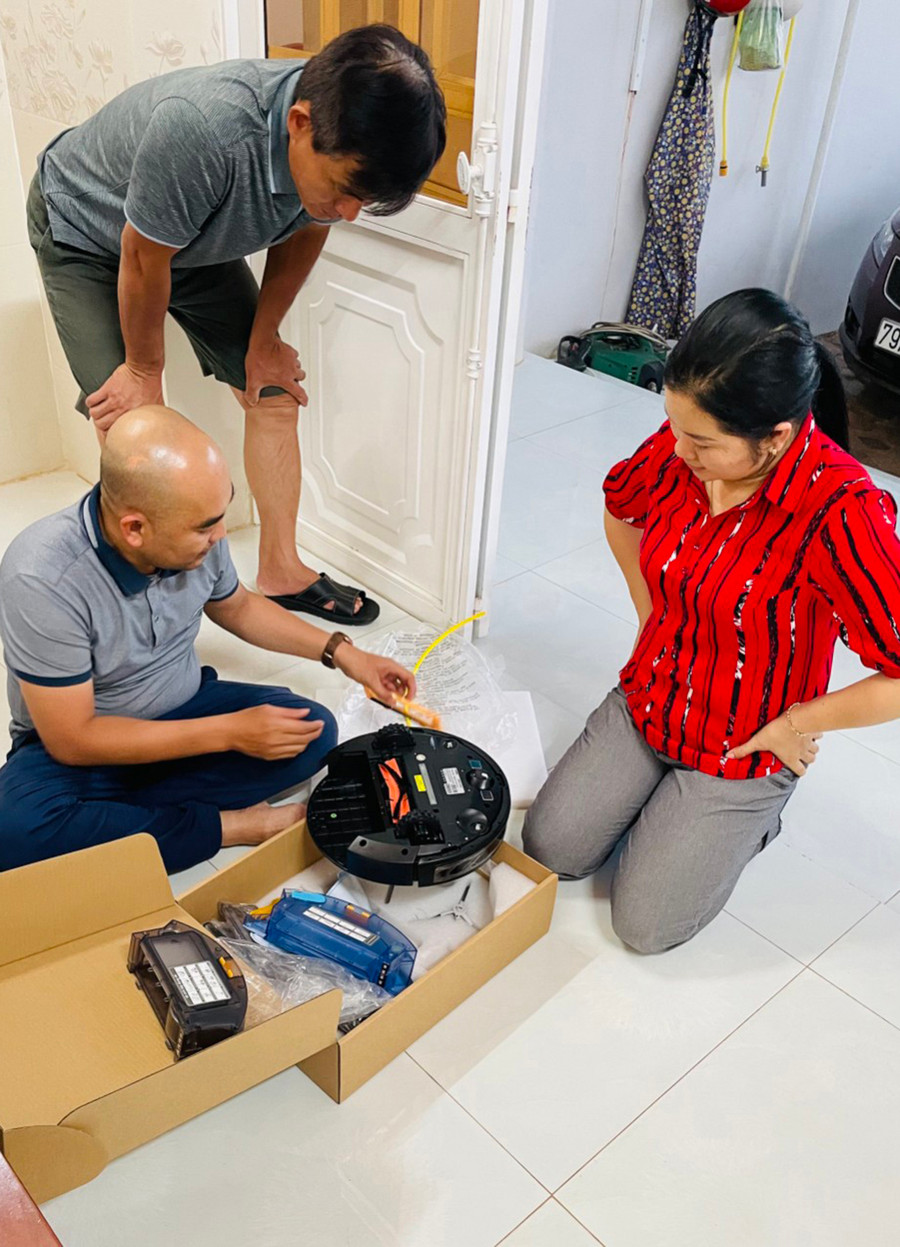 Giao hàng và hướng dẫn cách sử dụng robot lau nhà hút bụi cho khách hàng đặt mua qua kênh online. Ảnh: Minh Nguyễn Giao hàng và hướng dẫn cách sử dụng robot lau nhà hút bụi cho khách hàng đặt mua qua kênh online. Ảnh: Minh Nguyễn