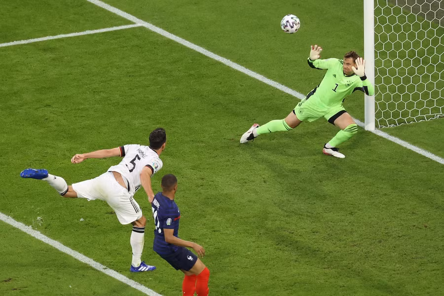 Pha đá phản lưới nhà của Hummels khiến tuyển Đức thua Pháp. Ảnh: AFP