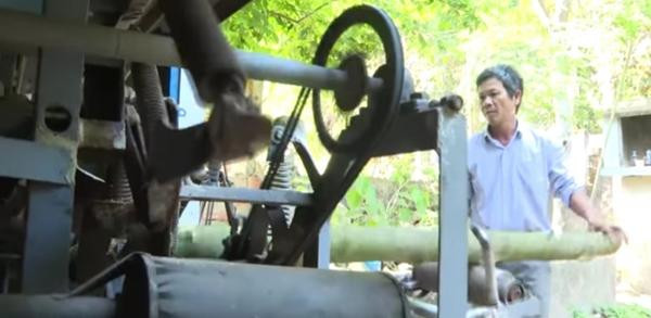  Anh Hiệp bên chiếc máy bóc, lột vỏ keo do anh sáng chế...