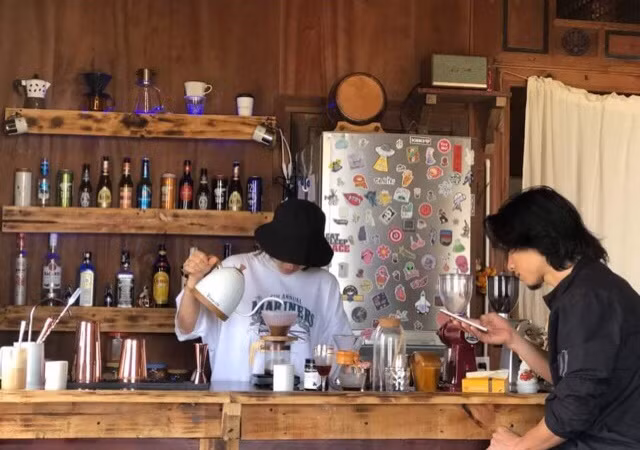 Linh làm quản lý cho một quán cà phê ở ngoại ô TP.Đà Lạt. Ảnh: NVCC