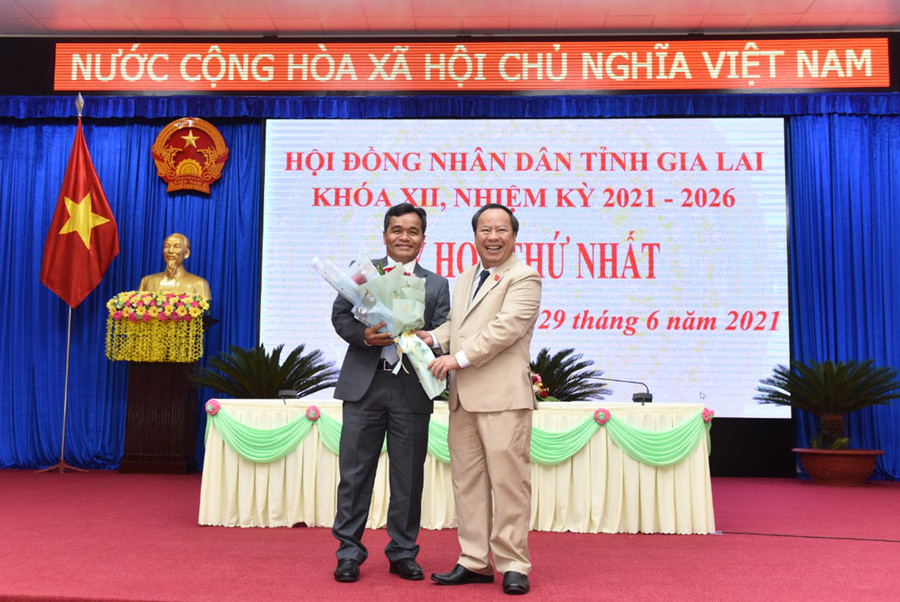 Chủ tịch HĐND tỉnh khóa XI Châu Ngọc Tuấn (bìa phải) tặng hoa chúc mừng Chủ tịch HĐND tỉnh khóa XII Hồ Văn Niên. Ảnh: Đức Thụy  Chủ tịch HĐND tỉnh khóa XI Châu Ngọc Tuấn (bìa phải) tặng hoa chúc mừng Chủ tịch HĐND tỉnh khóa XII Hồ Văn Niên. Ảnh: Đức Thụy