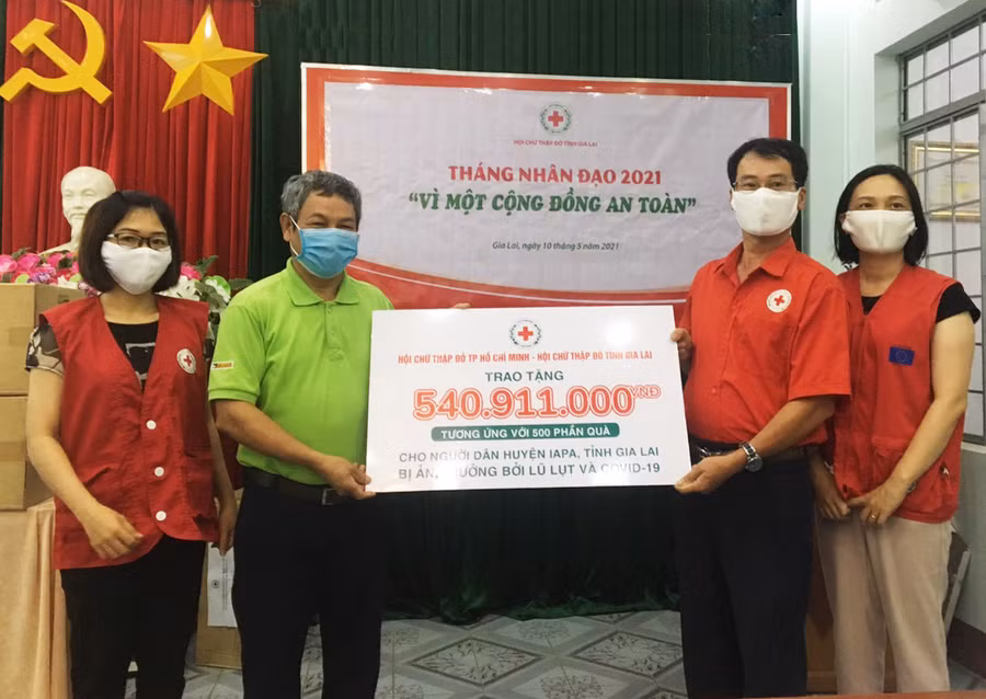 Hội Chữ thập đỏ tỉnh Gia Lai tiếp nhận 500 suất quà của Công ty TNHH Lock&Lock HCM (Quận 7, TP. Hồ Chí Minh) hỗ trợ người dân bị ảnh hưởng bởi mưa lũ năm 2020 và dịch Covid-19 trên địa bàn huyện Ia Pa. Ảnh: Hồng Ngọc Hội CTĐ tỉnh Tiếp nhận 500 suất quà của Công ty TNHH Lock&Lock HCM (quận 7, TP. Hồ Chí Minh) nhằm hỗ trợ người dân bị ảnh hưởng bởi mưa lũ năm 2020 và dịch bệnh Covid-19 trên địa bàn huyện Ia Pa. Ảnh: Hồng Ngọc