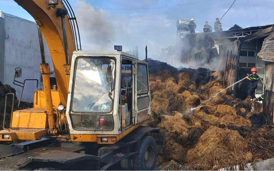 Lực lượng cứu hỏa tham gia chữa cháy tại kho rơm của ông Trần Văn Dũng (xã Ia Sol, huyện Phú Thiện). Ảnh: Lê Văn Ngọc