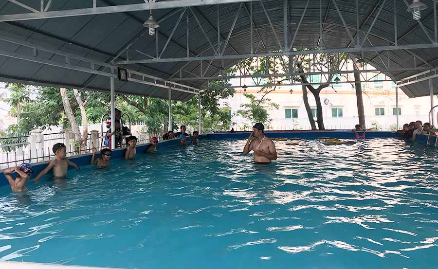 Các địa phương cần quan tâm xây dựng trung tâm thể thao, trong đó có bể bơi đạt tiêu chuẩn, đáp ứng nhu cầu học bơi và vui chơi, giải trí cho thanh thiếu nhi. Ảnh: Phương Tú