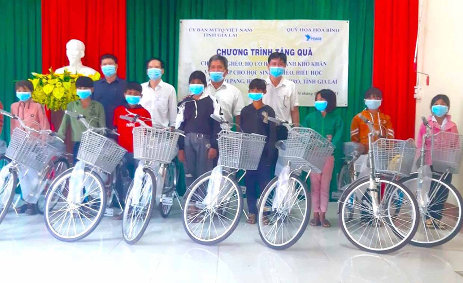 Hội Chữ thập đỏ huyện Kông Chro vận động các tổ chức, cá nhân tặng xe đạp tặng các em học sinh có hoàn cảnh khó khăn. Ảnh: Ngọc Minh