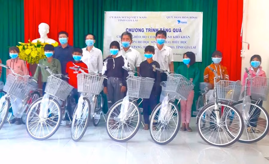 Hội Chữ thập đỏ huyện Kông Chro vận động các tổ chức, cá nhân tặng xe đạp tặng các em học sinh có hoàn cảnh khó khăn. Ảnh: Ngọc Minh