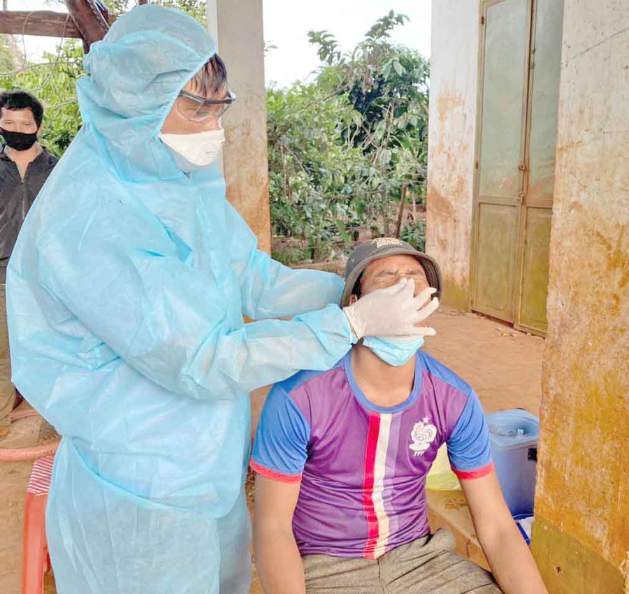Nhân viên y tế Trung tâm Kiểm soát bệnh tật tỉnh lấy mẫu xét nghiệm các trường hợp F2 của bệnh nhân 13486 tại làng Yon Tok, xã Ia Glai để tầm soát Covid-19. Ảnh: Như Nguyện