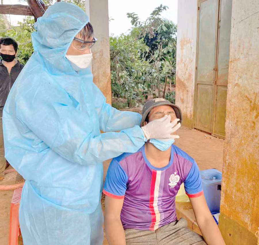 Nhân viên y tế Trung tâm Kiểm soát bệnh tật tỉnh lấy mẫu xét nghiệm các trường hợp F2 của bệnh nhân 13486 tại làng Yon Tok, xã Ia Glai để tầm soát Covid-19. Ảnh: Như Nguyện