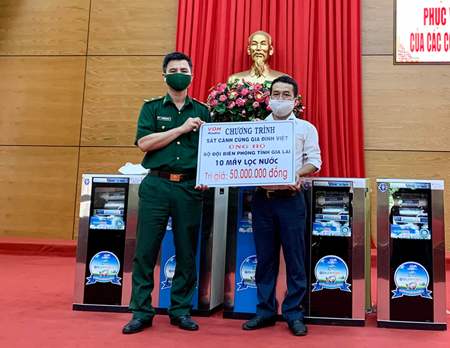Đại diện Đài Tiếng nói Nhân dân Thành phố Hồ Chí Minh trao máy lọc nước tại Bộ Chỉ huy Bộ đội Biên phòng tỉnh Gia Lai. Ảnh: Như Nguyện Đại diện Đài tiếng nói Nhân dân thành phố Hồ Chí Minh trao máy lọc nước tại Bộ Chỉ huy Bộ đội Biên phòng tỉnh. Ảnh: Như Nguyện